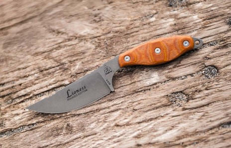  Lioness Rockies Edition's 1095 steel blade and ergonomic handle design.